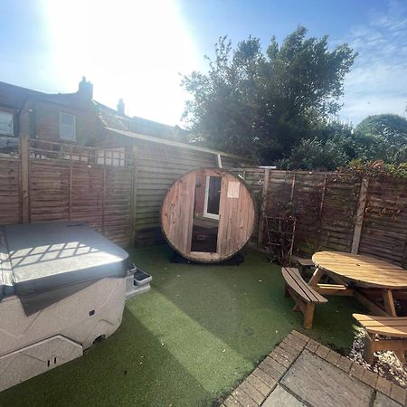 Holiday Home Hot Tub & Sauna 伯恩茅斯 外观 照片