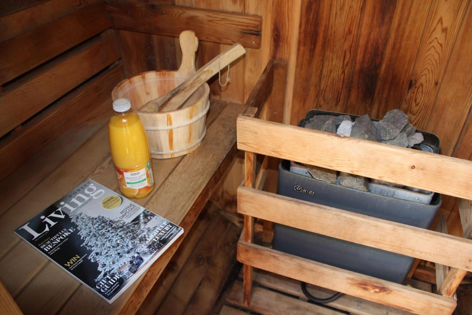 Holiday Home Hot Tub & Sauna 伯恩茅斯 外观 照片