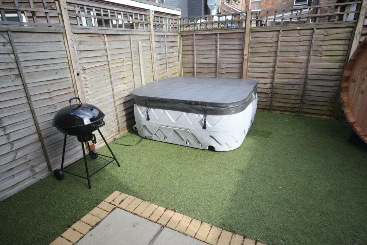 Holiday Home Hot Tub & Sauna 伯恩茅斯 外观 照片