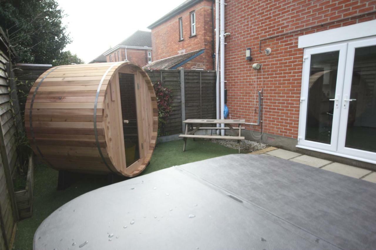 Holiday Home Hot Tub & Sauna 伯恩茅斯 外观 照片